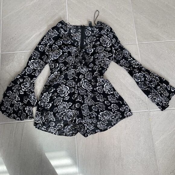 Forever 21 Black And White Floral Romper With Long Bell Sleeves Size M - Picture 3 of 7